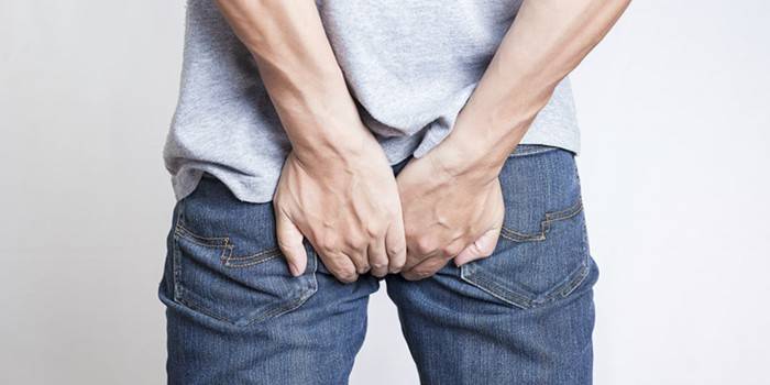 Homem, segura, seu, mãos, atrás de