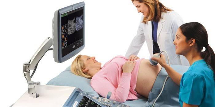 Nėščia moteris atlieka ultragarsinę diagnozę