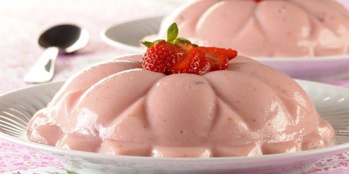 Helado de fresa helado con fresas