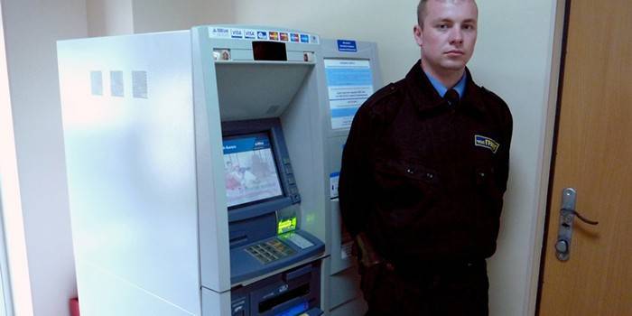 Turvavartija lähellä ATM: tä