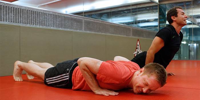 Les hommes font des exercices pour la puissance