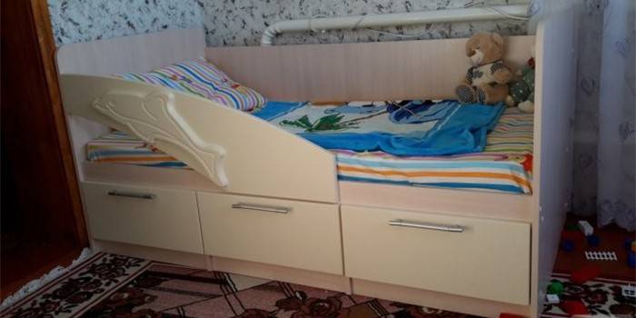 Παιδικό κρεβάτι Δελφίνι στο δωμάτιο