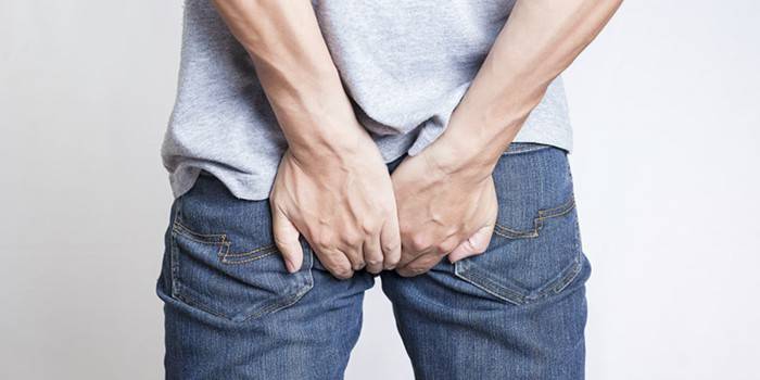 L'uomo tiene le mani dietro la schiena