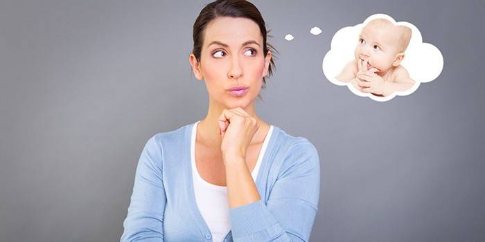 Donna che pensa al bambino