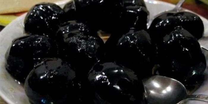 Marmellata di noci con cioccolato su un piatto