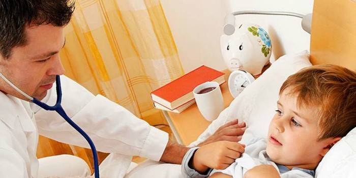 O médico examina a criança