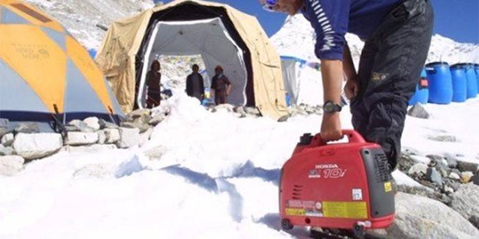 Homme à la montagne avec un générateur inverseur