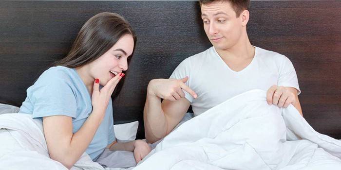 رجل وفتاة في السرير