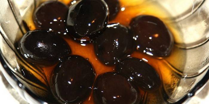 Marmellata di giovani noci in un vaso