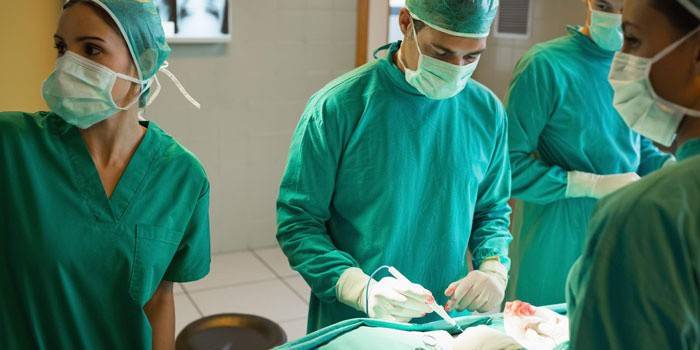 Médicos na operação