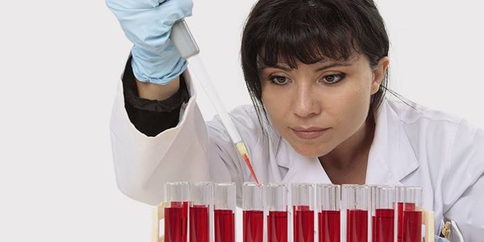 Kỹ thuật viên phòng thí nghiệm thực hiện xét nghiệm máu