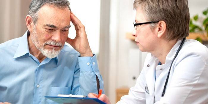 Il medico consiglia il paziente