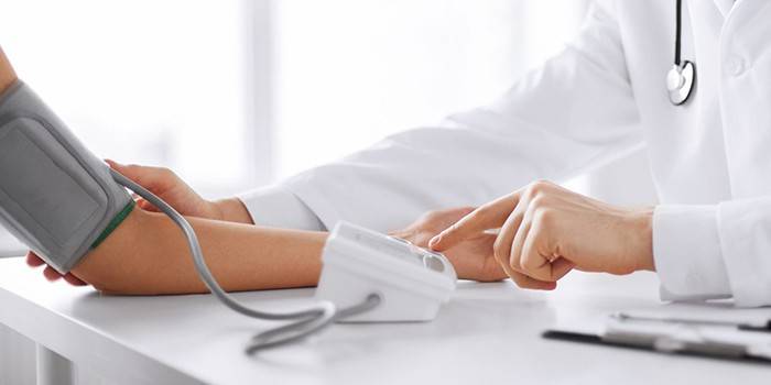 Il medico misura la pressione del paziente