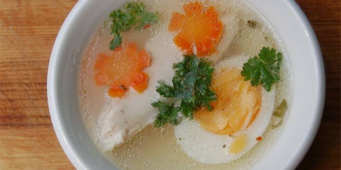 น้ำซุปไก่เข้มข้นกับไข่ในจาน
