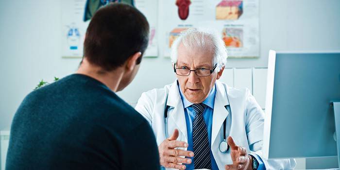 Medico che parla con paziente