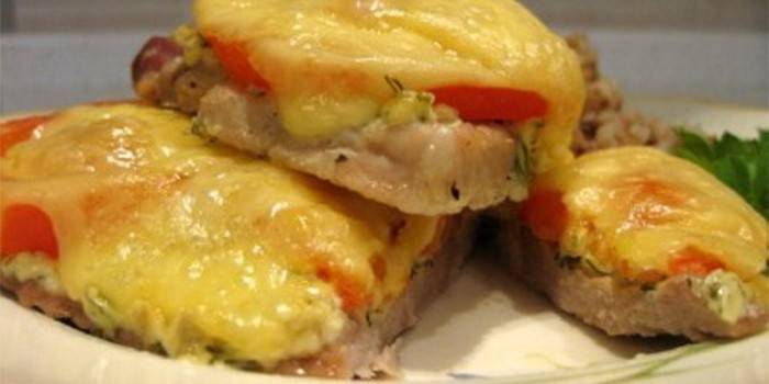 Costeletas com tomate e queijo