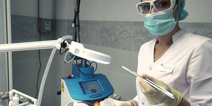 Bác sĩ da liễu tiến hành đốt điện