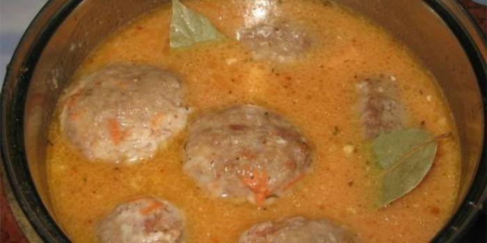Almôndegas cozidas com arroz