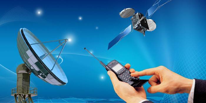 Satelitná anténa, satelit a mobilný telefón v rukách