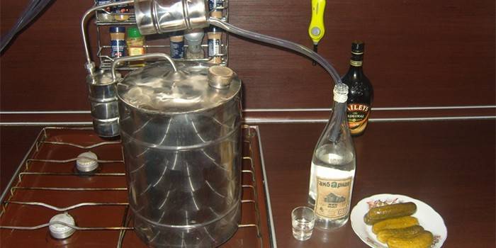 Quá trình chưng cất Moonshine