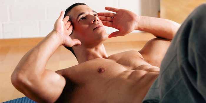 Omul efectuează exerciții abdominale