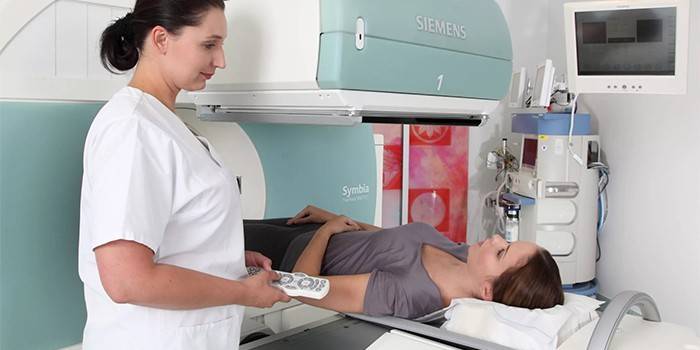Medic tiến hành scintography cho một cô gái