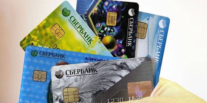 Cartões de plástico Sberbank na mão