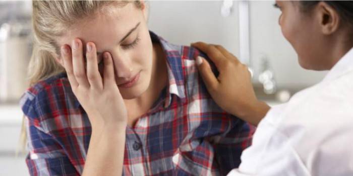 Garota na consulta médica