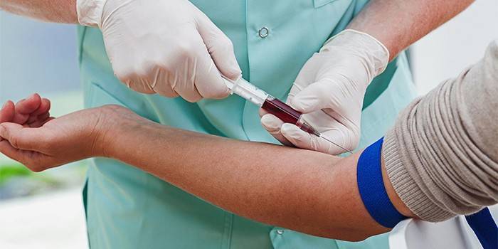 A Medic vért vénából vesz egy betegtől