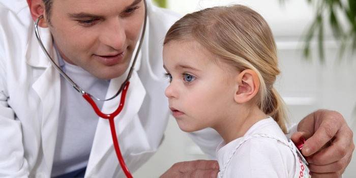 Le docteur écoute les filles légères