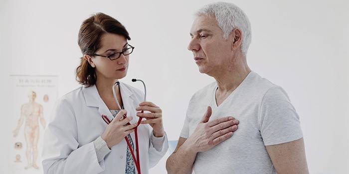 Un uomo esaminato da un medico