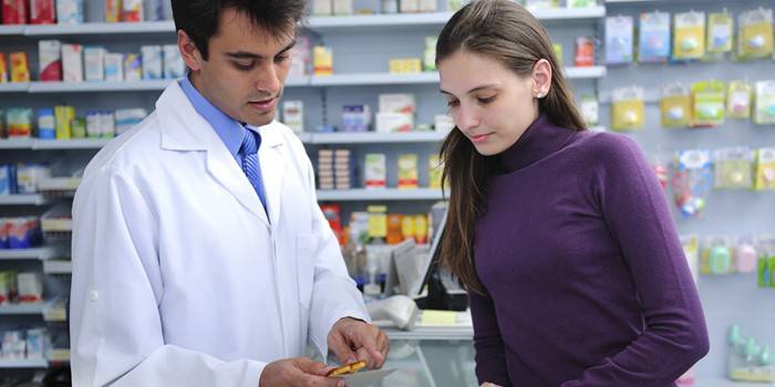 Le pharmacien conseille l'acheteur