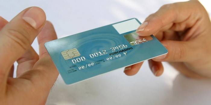 Transfert main à main d'une carte plastique