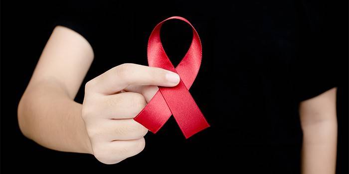 Ragazzo che tiene un nastro contro l'AIDS