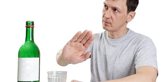 Người đàn ông từ chối rượu