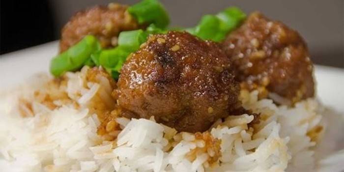 Almôndegas decoradas com molho e arroz