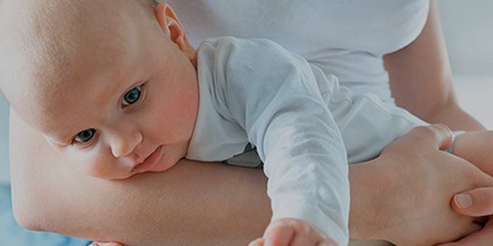 Frau, die ein Baby in ihren Armen hält