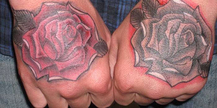 Ang tattoo ay bumangon sa brush ng isang lalaki