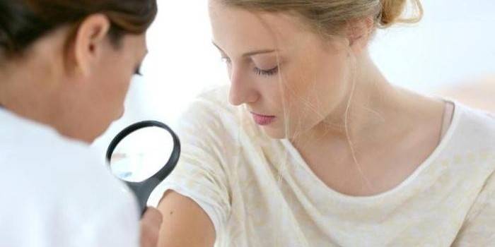 Cô gái tại cuộc hẹn với bác sĩ da liễu