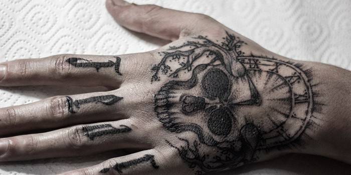 Lalaki na tattoo tattoo