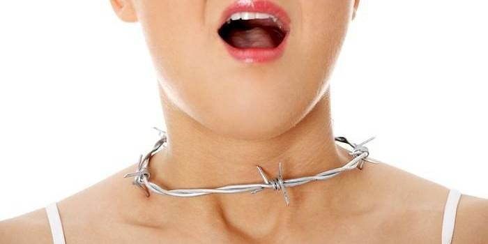 Cô gái có dây thép gai trên cổ