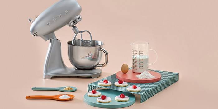 Impastatrice planetaria con scodella, utensili da pasticceria e billette