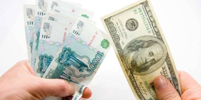 فواتير روبليف والدولار في يديه