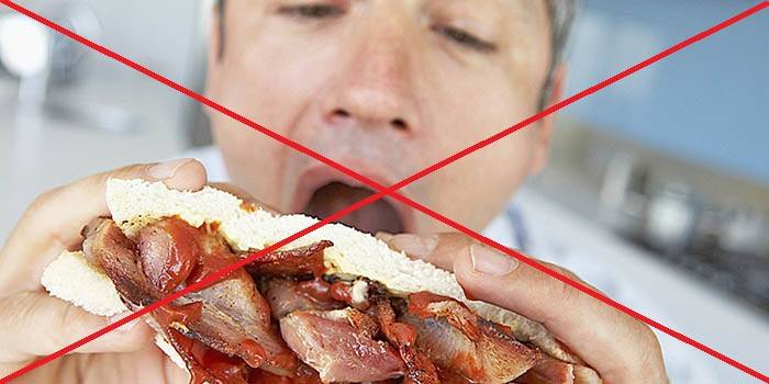 Hombre comiendo un sandwich
