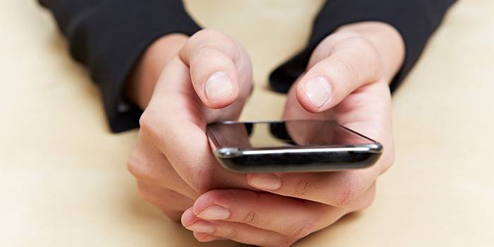 Smartfon w rękach