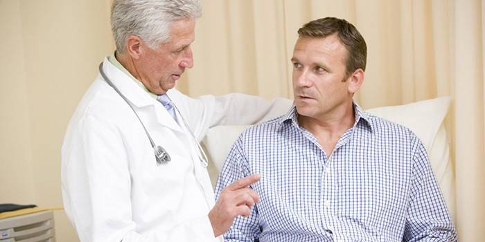 Medico che parla con paziente