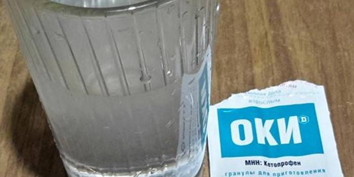 Maišelis Oka ir stiklinė tirpalo