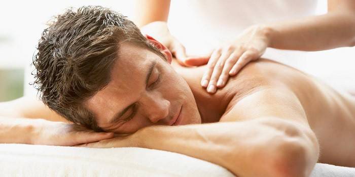 Một người đàn ông làm massage lưng