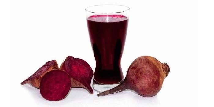 Un bicchiere di succo di barbabietola e barbabietole