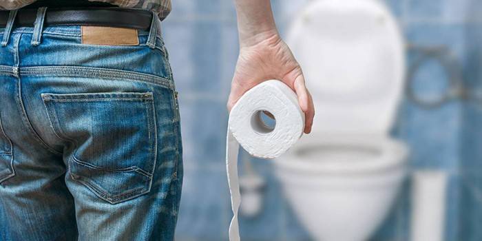Mies kädessä wc-paperirulla